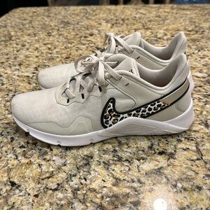 Nike Legend Essential 2 Premium Women Size 8 Leopard